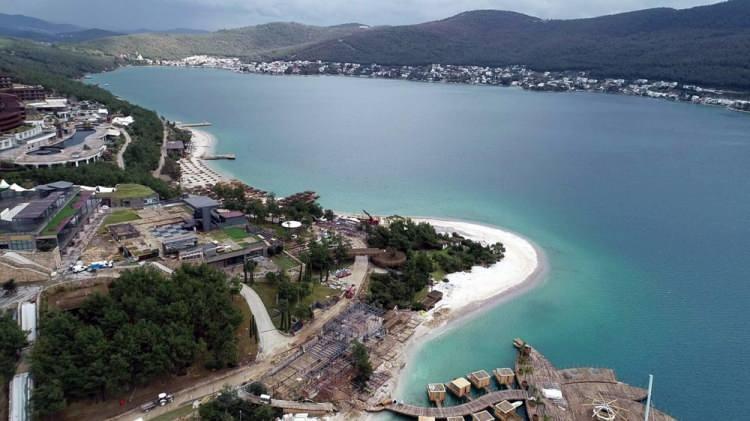 <p><strong>"MALDİVLER SAHİLLERİNE BENZETMEK İSTİYORLAR"</strong></p>

<p>Maldivler'deki sahillere benzetmek için Bodrum’u kuvars tozu ile dolduranlara tepki gösteren Demir, "Plajlara beyaz görüntü vermek istiyorlar. Bunu yapan işletmelere sesleniyoruz; Lütfen bu tehlikeli kimyasal yollardan elde edilen tozları dökmeyin. İnsan sağlığını tehdit ediyorsunuz, doğal hayatın döngüsünü bozuyorsunuz. Bizim Bodrumumuz Maldivler değil. Kendi kumumuz ve güneşimiz zaten çok güzel. Vatandaşlarımız da sağlıkları için kuvars tozundan elde edilen beyaz plajlara rağbet göstermesin” ifadelerini kullandı.</p>
