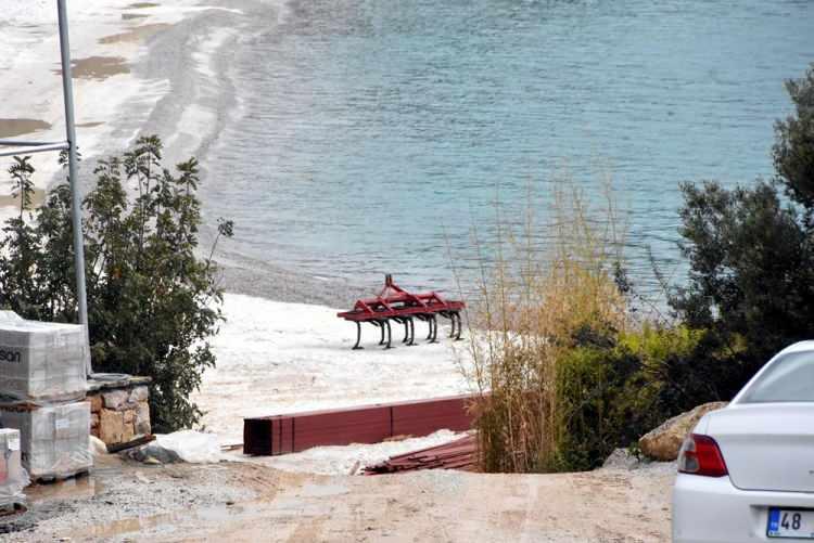 <p><strong>"TURİST DOĞAL OLMADIĞINI ANLAR"</strong></p>

<p>Muğla Çevre Koruma Vakfı (MUÇEV) üyesi Güney Şirin de uygulamanın deniz canlılarını yok ettiğini bildirerek, “Deniz ekosistemine büyük zarar veriliyor. Maldivler'deki görüntünün benzerini kuvars tozu sağlıyor. Ayaklarına kurşun sıkıyorlar. Buraya gelen turist, mermer tozu ve kuvarsın sağlığa zarar verdiğini çok iyi biliyor. Bunları gördüklerinde, tatil için gelmeyeceklerdir. Bir yandan sürdürülebilir yaşamı yok ettikleri gibi turizmi de baltalıyorlar. Bu tür uygulamaların durdurularak yetkililerin de harekete geçip, görevini yapmasını bekliyoruz" dedi.</p>
