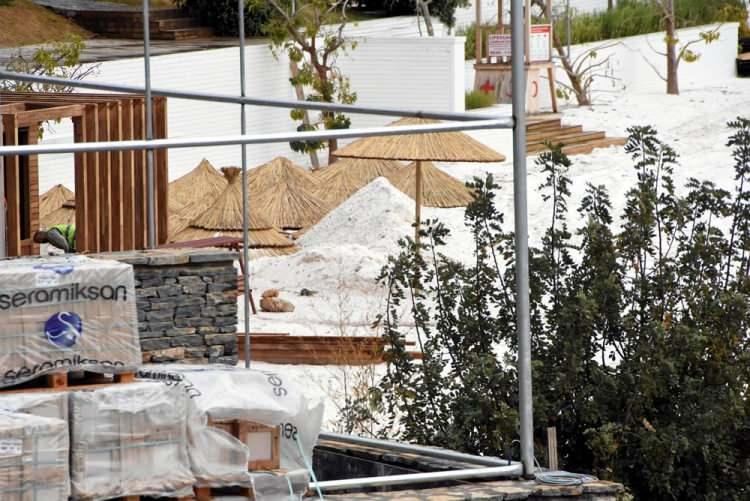 <p>“Mavi bayraklı plajımızda kullanılan beyaz kumu, sertifikalı-onaylı bir üreticiden temin ettik. Çevre ve Şehircilik Bakanlığı tarafından Maden Tetkik ve Arama Genel Müdürlüğü’ne (MTA) gönderilen numunemiz incelendi. İnsan sağlığına dair herhangi bir olumsuz durum teşkil etmediği tespit edildi. Güvercinlik Koyu bölgesi daha öncesinde balık çiftlikleri atıklarıyla balçığa dönüşmüştü. Yaptığımız dip temizliği çalışmaları sonrasında burada yeniden bitki canlılığının başladığını gözlemledik."</p>

<p> </p>
