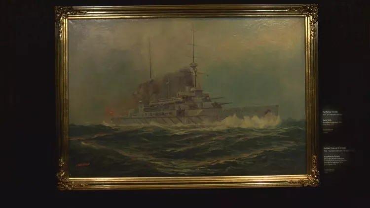 <p>SERGİLENEN ESERLER...</p>

<p>Resim M&uuml;zesi'nin &Ccedil;anakkale Salonu'nda sergilenen eserler ve ressamları ise ş&ouml;yle:&nbsp;<br />
"Bahriyeli İsmail Hakkı: &Ccedil;anakkale Deniz Savaşı, 1915 . Hikmet Onat: Harbe Giderken Veda, 1917 . Mehmet Sami Yetik: H&uuml;cuma Kalkış, 1917 T&uuml;rk Kurtuluş Savaşı'ndan, 1933 Sarıkamış Harek&acirc;tı, 1942 . Mehmet Ruhi Arel: Ayrılık ve Zafer, 1917 . Ali Cemal Benim: Yaralı Asker, 1917 . İbrahim &Ccedil;allı: Silah Arkadaşlığı, 1917 . Diyarbakırlı Tahsin: Sultan Osman-ı Evvel dretnotu, 1916 . Ressam Mahmud: Bir T&uuml;rk Askeri."</p>
