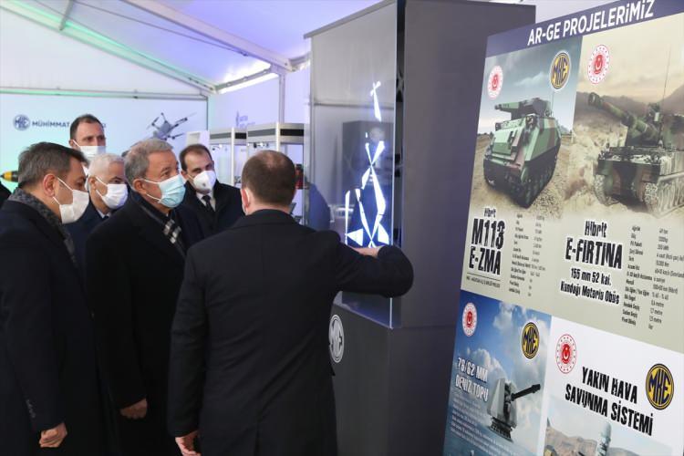 <p>Akar, daha sonra uzaktan kumanda edilen Elektrikli Zırhlı Muhabere Aracını (E-ZMA) yakından inceledi.</p>
<p> </p>