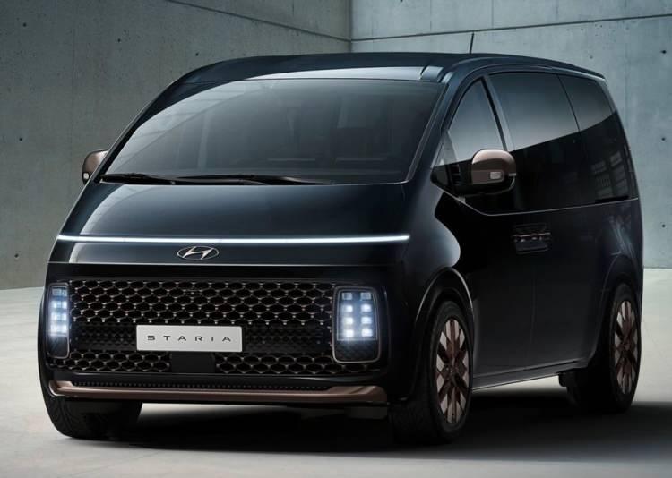 <p><strong>HYUNDAI'DEN MİNİVANA DÖNÜŞ</strong></p>
<p>Eskiye göre artık popülaritesini iyice kaybeden minivan segmenti kıpırdanmaya başladı. Güney Koreli Hyundai'nin minivan modeli Staria çarpıcı tasarımıyla tanıtıldı.</p>