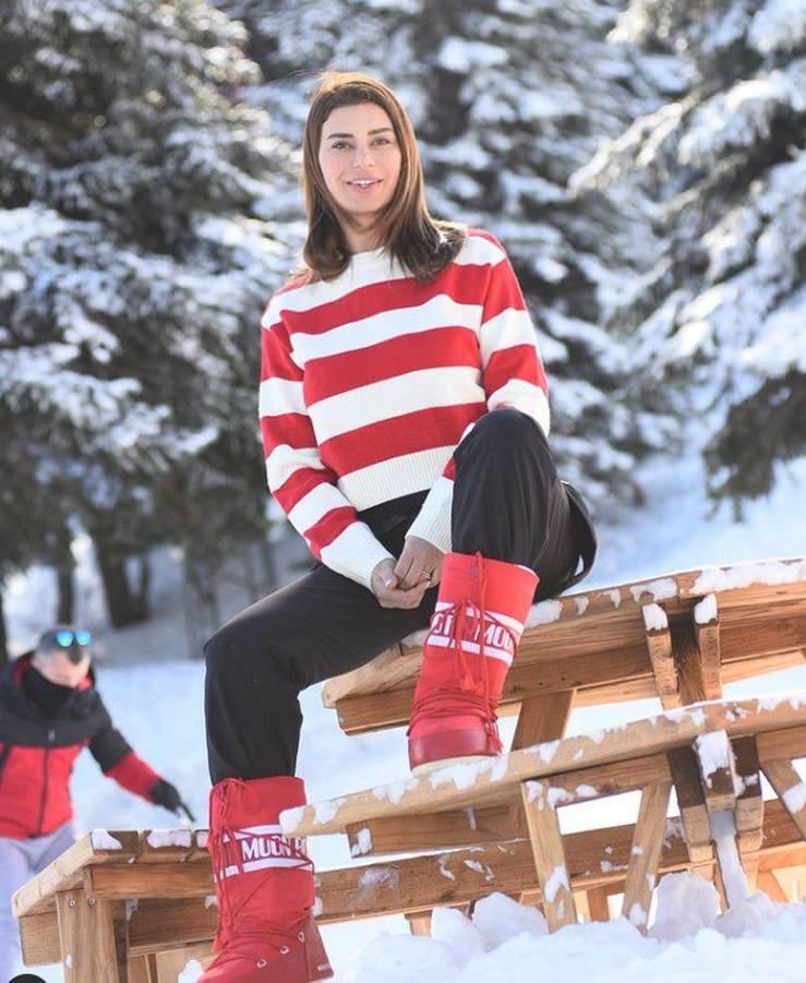 <p>2015 yılında futbolcu Alpaslan Öztürk ile evlenen ünlü isim Ebru Şancı, iş hayatına adım attı.  Çocuk kıyafetleri hazırlayan Şancı, model olarak ikiz kızlarıyla çalıştı. Ünlü isim çalışmasından büyük kazanç elde etti.</p>
