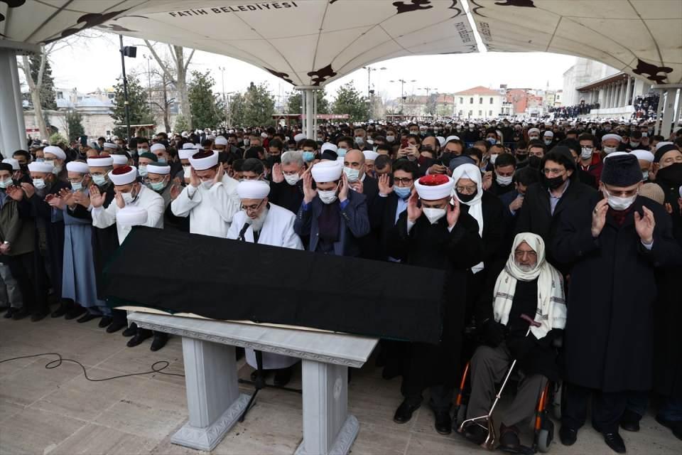 <p>Yalova’da yaşadığı evinde 91 yaşında hayatını kaybeden Arap dünyasının önde gelen alimlerinden Muhammed Ali es- Sabuni'nin cenazesi, Yalova Merkez Camii’nde kılınan cenaze namazının ardından cenaze nakil aracıyla İstanbul'a götürüldü.</p>

<p> </p>

