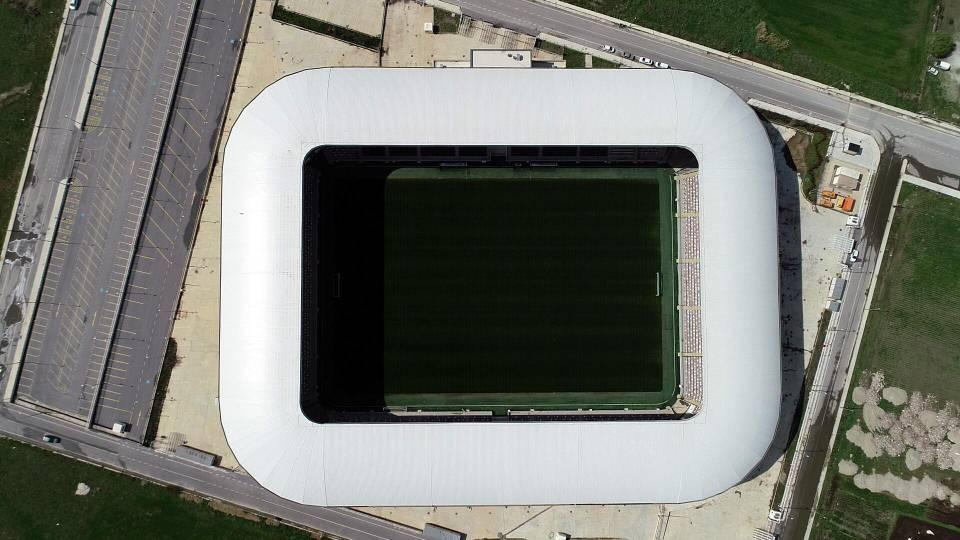<p>Spor Toto Süper Lig karşılaşmaları ve uluslararası maçların oynanabileceği UEFA standartlarındaki stat, 4x6 metre boyutlarındaki iki skorboardun yanı sıra ses ve ışık sistemleri, akustiği ve görüntüsüyle Türkiye'nin en modern spor tesislerinden oldu.</p>

<p> </p>
