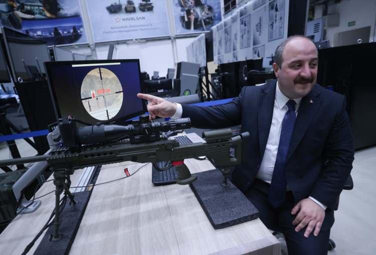 Bakan Varank, HAVELSAN'ın keskin nişancı simülatörünü denedi
