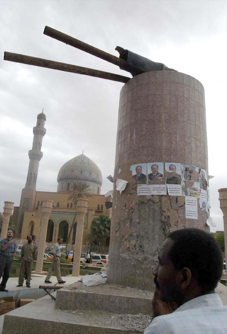 <p>ABD, Irak'taki Baas rejimi lideri Saddam Hüseyin'in çeşitli gerekçelerle görevden alınması için 1990'dan itibaren büyük bir hazırlık içine girdi. İşgalden önce 13 yıllık bir ambargonun uygulandığı Irak, hem ekonomik hem de yaşam standartları konusunda büyük tahribatlar aldı.</p>
<p>Fotoğraf: 17 Nisan 2003'de Saddam Hüseyin rejiminin yıkılmasının ardından, Bağdat sokaklarında, IKDP Lideri Mesut Barzani ve babası Molla Mustafa Barzani'nin fotoğrafları asıldı. </p>
