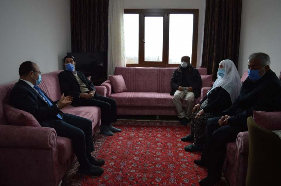 <p>İsmigül Taştan'ın eşi Selahattin Taştan (117) ise "Devletimizin bize verdiği evden çok memnunuz. Sobamız, kaloriferi aratmıyor. Kerpiç evde otururken, üzerimize toprak dökülüyordu. </p>
