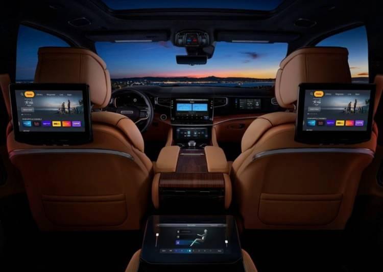 <p>Grand Wagoneer'ın kardeşinden asıl farkı iç tasarımda ortaya çıkıyor. Burada ekstra olarak iki ekran daha yer alıyor. Bunlardan biri ortada altta bulunan klima kontrollerinin sağlandığı ekran, diğeri ise ön yolcunun önünde yer alan ekran. </p>
<p>Ayrıca arkadaki yolcular içinde 10.1 inç büyüklükteki koltuk arkası ekranlr bulunuyor. </p>