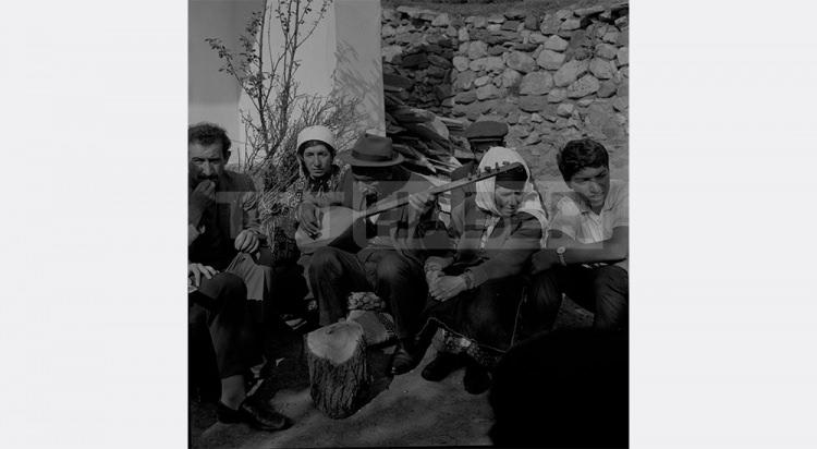 <p>1904</p>
<p>Saz çalıp şiir söylemeye, 10 yaşındayken babasının teşvikiyle başladı.</p>