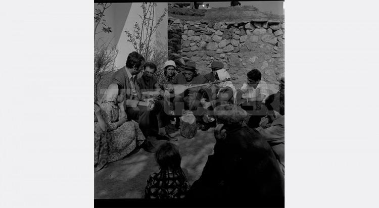 <p>1919-1920</p>
<p>İlk evliliğini yaptıktan bir yıl sonra anne ve babasını kaybetti.</p>