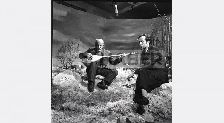<p>1933</p>
<p>Cumhuriyetin 10. yılında Ankara`ya getirilen Aşık Veysel, daha sonra halkevlerinde, kahvehanelerde ve radyoda şiirlerini saz eşliğinde okudu.</p>