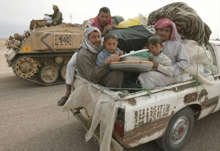 <p>Irak'ta üçüncü unsur olan Kürtler ise ABD öncülüğünde 2005'te hazırlanan anayasa sayesinde Erbil, Süleymaniye ve Duhok vilayetlerinden oluşan bölgede Irak Kürt Bölgesel Yönetimi'ni (IKBY) ilan ettiler. IKBY'deki siyasi ve güvenlik istikrarından dolayı Kürtler, uzun yıllar boyunca Irak'ın en çok gelişen ve yıldızı parlayan tarafı olarak gösterildi.</p>
<p> </p>