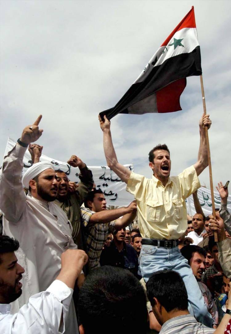 <p><strong>Irak'a ağır bedeller ödetecek savaşın çanları çaldı</strong></p>
<p>ABD Başkanı Bush, 17 Mart 2003'te Saddam Hüseyin ve ailesine 48 saat içinde ülkeyi terk etmeleri, aksi takdirde askeri müdahaleyle karşı karşıya kalacakları uyarısında bulundu. Bush, bu çağrıdan tam 2 gün sonra 19 Mart'ta ise ABD ve ona destek veren koalisyon güçlerinin Irak'a karşı askeri operasyon başlattığını duyurdu. </p>
<p>Fotoğraf: 18 Nisan 2003'de Bağdatlılar, Ebu Hanife Camisi'nde cuma namazının ardından ABD karşıtı bir gösteri yaptı. </p>