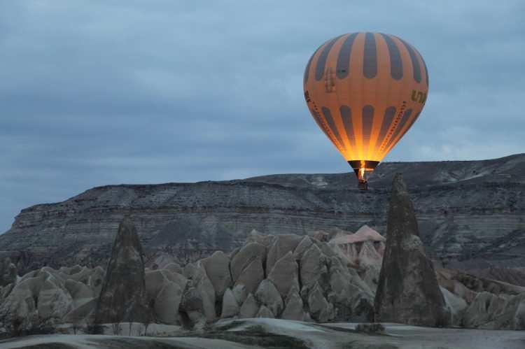 <p>Türkiye’nin önemli turizm merkezlerinden Kapadokya bölgesinde gündoğumu ile havalanan sıcak hava balonları gökyüzünü renklendirdi. Kapadokya’da sabahın ilk ışıklarıyla birlikte havalanan sıcak hava balon turlarına yerli ve yabancı turistler büyük ilgi gösterirken balonların görsel şöleni kendisine hayran bıraktı.</p>
