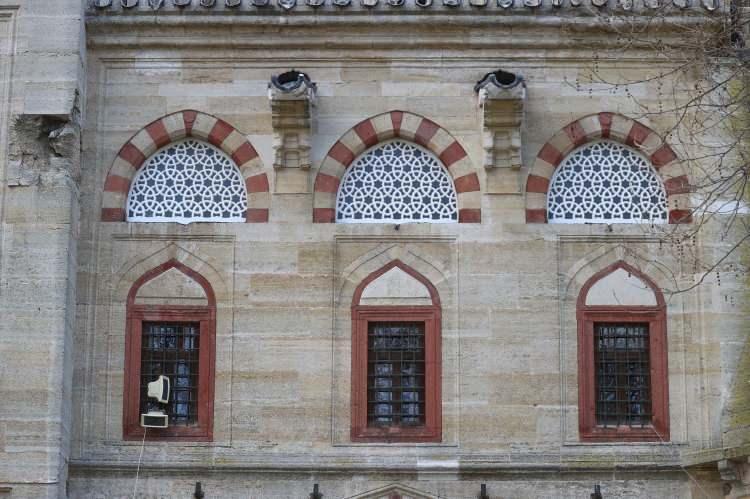 <p>Selimiye'yi diğer cami mimarilerinden ayıran en büyük özelliği, herhangi bir yarım kubbeden destek almadan tek olarak inşa edilen kubbesi. Mimari ve mühendislik üzerine araştırma yapanları şaşırtan kubbe, 43 metre yüksekliğinde ve 32 metre çapında.Kalem gibi ince, bir dantel gibi süslü 3 şerefeli dört minaresi bulunan Selimiye'nin minarelerinin uzunluğu ise alemi dahil 85 metre uzunluğunda. Dönemin şartları düşünüldüğünde "inanılmazın başarıldığı" minareler 3 yollu olarak tasarlandığı için, minareden çıkan 3 kişi birbirini göremiyor.</p>

<p> </p>
