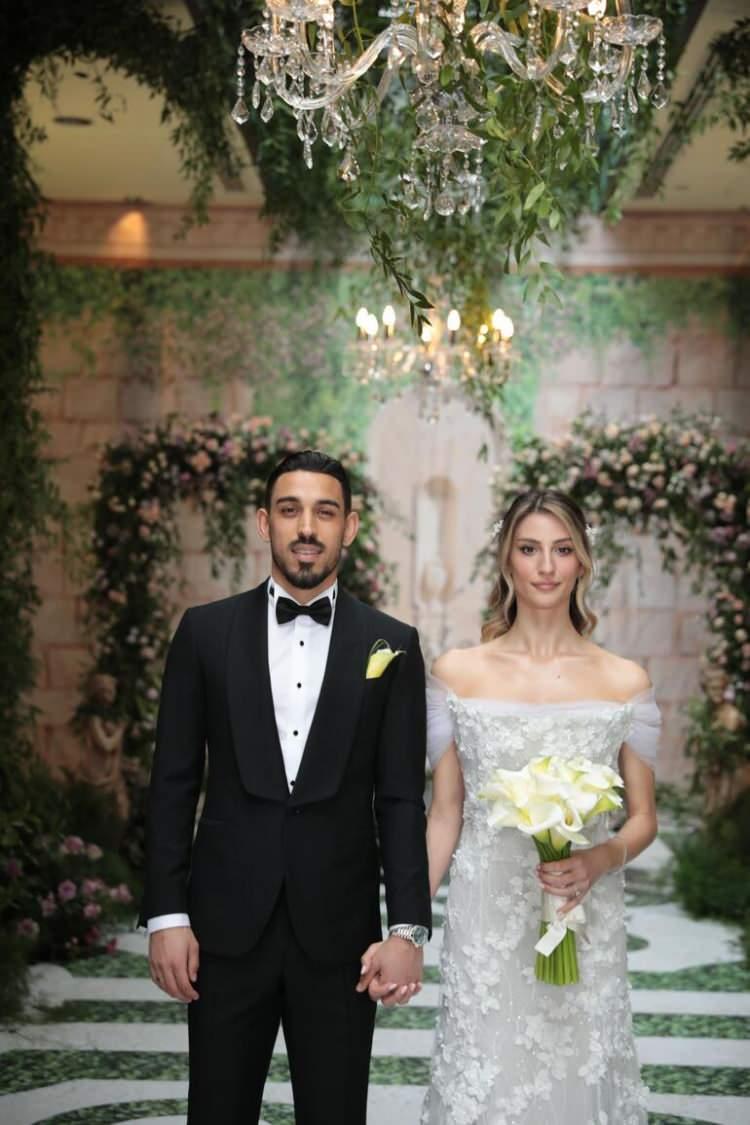 <p>Fenerbahçeli futbolcu İrfan Can Kahveci, geçtiğimiz yıl nişanlandığı Gözde Doyran ile evlendi.</p>
