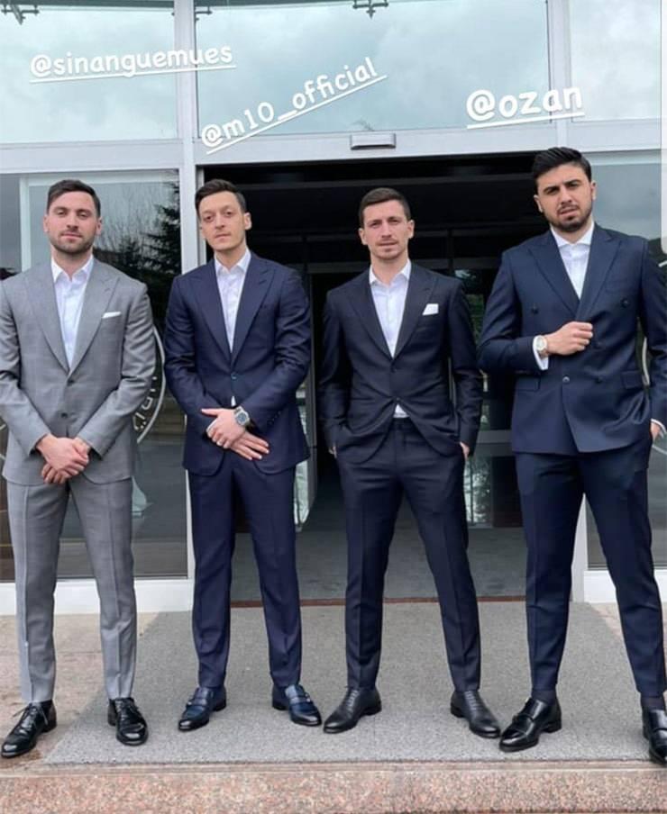 <p>İrfan Can Kahveci'yi mutlu gününde takım arkadaşları Sinan Gümüş, Mesut Özil, Mert Hakan Yandaş ve Ozan Tufan da yalnız bırakmadı.</p>
