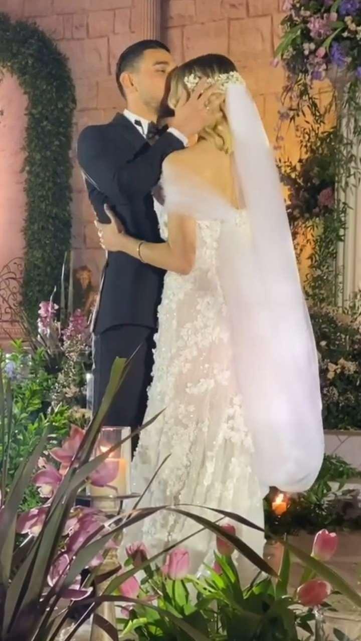 <p>Çiftin ailesi ve yakınlarının yanı sıra nikah törenine; Fenerbahçe Kulübü Yönetim Kurulu Üyeleri Mustafa Kemal Danabaş, Selahattin Baki, teknik direktör Erol Bulut da katıldı.</p>