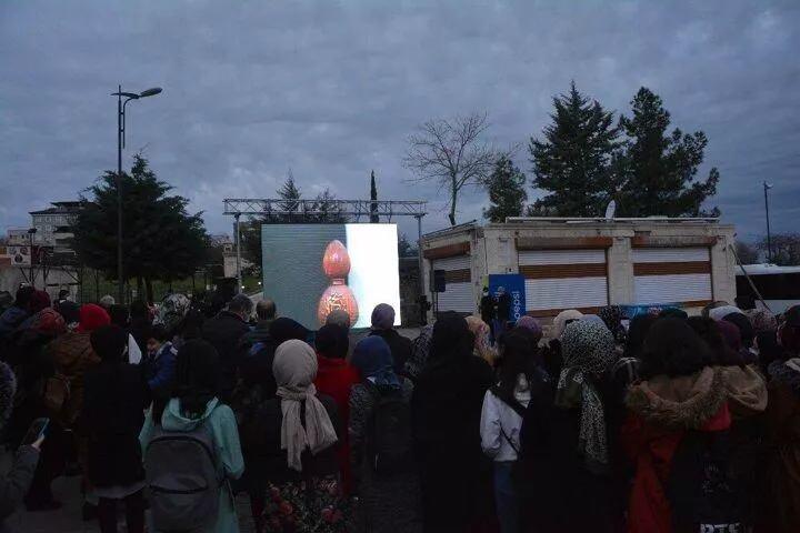 <p>İbrahim Hakkı Hazretleri, Tillo&rsquo;nun 3-4 kilometre doğusunda bir tepe &uuml;zerinde har&ccedil;sız taşlarla bir duvar yaptırır. Halk arasında Kal&rsquo;at-&uuml;l &Uuml;stad diye bilinen bu duvarın etkisiyle, yeni doğan g&uuml;neşin ilk ışınları t&uuml;rbenin t&uuml;m&uuml;n&uuml; g&ouml;lgede bırakırken, duvarda bulunan 40 ile 50 santimetre ebadındaki pencereden ge&ccedil;en g&uuml;neş ışınları, t&uuml;rbe kulesinin penceresine ve oradan da kırılmak suretiyle t&uuml;rbe penceresinden İsmail Fakirullah Hazretlerinin sandukasının başucunu aydınlatmaktadır. İbrahim Hakkı Hazretleri bu sistem ile ilgili olarak, "Yeni Yılın ilk g&uuml;neşi, eğer hocamın başucuna d&uuml;şmezse, ben o g&uuml;neşi neyleyim" diyerek Hocası İsmail Fakirullah Hazretlerine karşı olan saygısını g&ouml;stermektedir.</p>
