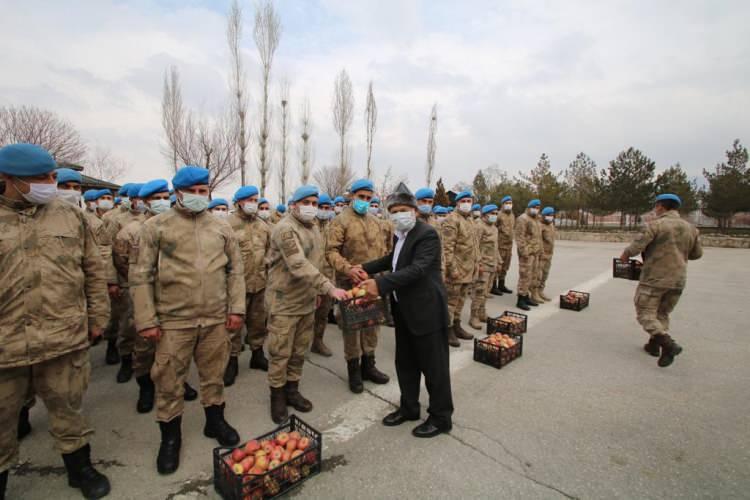 <p>Denizli’nin Çivril ilçesinden 12 Mart’ta yola çıkan 'elmacı dede', 2,5 gün yol katederek, Van’a ulaştı. </p>
