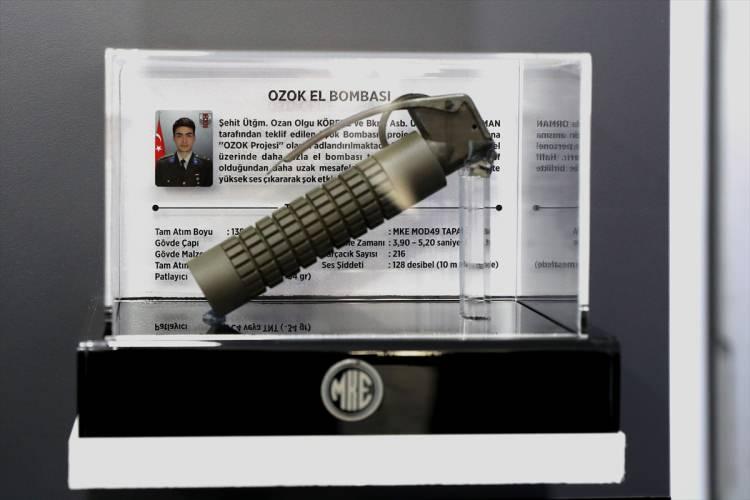 <p><strong>Şehit üsteğmenin tasarladığı el bombası "OZOK" da sergilendi</strong></p>
<p>Akar'ın, sergide incelediği ürünler arasında "OZOK" el bombası dikkati çekti. "OZOK", şehit Üsteğmen Ozan Olgu Köreke ve Bakım Astsubay Üstçavuş Mustafa Orman tarafından tasarlandı ve üretilmesi için MKEK'e teklif edildi. MKEK, bu tekliften bir süre sonra, 23 Ekim 2017'de Hakkari'nin Çukurca ilçesindeki operasyonda şehit olan Köreke'nin anısını yaşatmak amacıyla projeyi hayata geçirdi.</p>
<p> </p>