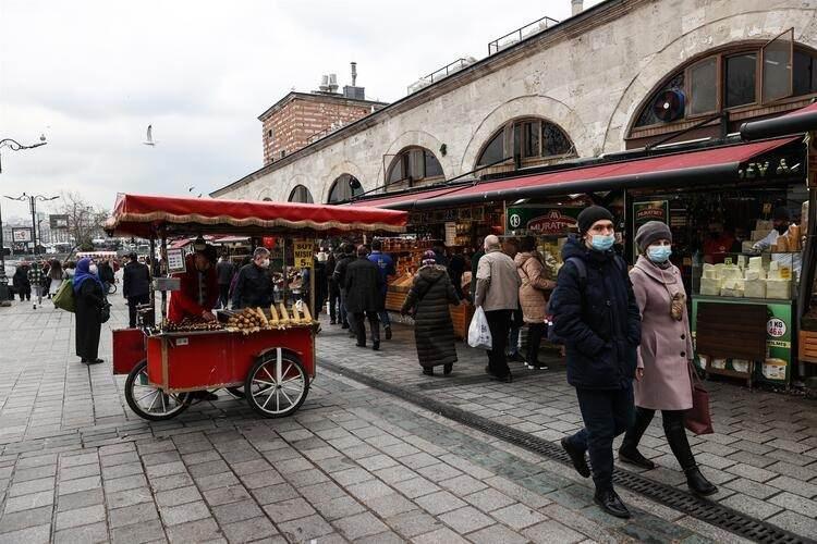 <p>İstanbul'un ticaret merkezleri arasında bulunması nedeniyle gündüzleri binlerce insanın ziyaret ettiği Fatih'teki Tahtakale Mahallesi, kayıtlı 15 yaşayanıyla kentin en az nüfusa sahip iki mahallesinden biri olarak dikkati çekiyor.</p>

<ul>
</ul>
