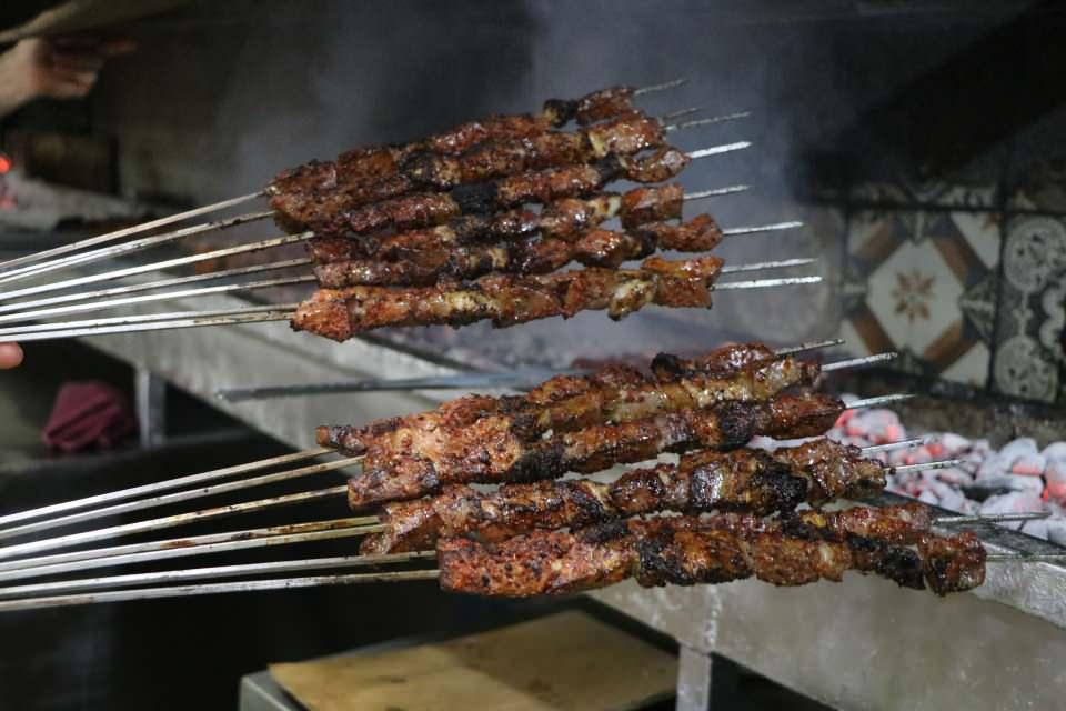 <p>Kentin d&uuml;ş&uuml;k riskli iller arasında yer almasıyla y&uuml;zde 50 kapasiteyle &ccedil;alışmaya başlayan ciğercilerde g&uuml;nl&uuml;k t&uuml;ketim 4 tona kadar &ccedil;ıktı.&nbsp;</p>
