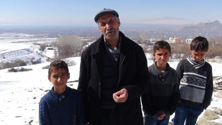 <p>Van&rsquo;da 11 &ccedil;ocuğunun ardından 2011 yılında &uuml;&ccedil;&uuml;z bebek sahibi olan G&uuml;lser ailesi, &ccedil;ocuklarına Recep, Tayyip ve Erdoğan ismini verdi. Cumhurbaşkanı Recep Tayyip Erdoğan&rsquo;a b&uuml;y&uuml;k bir sevgi duyduğunu ve bu nedenle 2011 yılında doğan &uuml;&ccedil;&uuml;zlerine Recep, Tayyip ve Erdoğan adını verdiğini ifade eden baba Abdulhamit G&uuml;lser (62), &ccedil;ocuklarının gelecekte Cumhurbaşkanı Recep Tayyip Erdoğan gibi olmasını istediğini s&ouml;yledi.&nbsp;</p>
