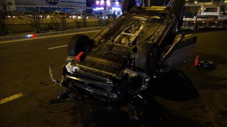 <p>Diyarbakır&rsquo;da makas atarak ilerlerken seyir halindeki ara&ccedil;lara &ccedil;arparak takla atan otomobil trafiği birbirine kattı, 3&rsquo;&uuml; ağır 9 kişi yaralandı.</p>
