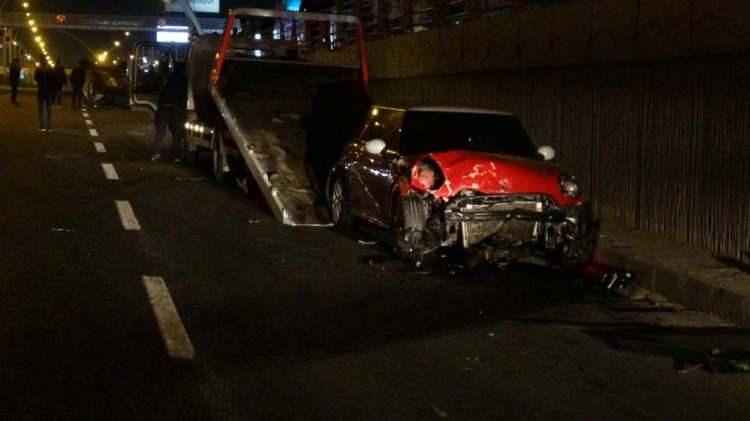 <p>Olay, Diyarbakır-Şanlıurfa karayolu &uuml;zeri Yenihal Kavşağında meydana geldi. Edinile bilgilere g&ouml;re 34 DCR 250 plakalı Audi marka otomobil s&uuml;r&uuml;c&uuml;s&uuml; makas atarak ilerlerken, 34 DGS 888 plakalı Renault marka otomobile daha sonra 34 JR 5773 plakalı Mini Cooper marka otomobile &ccedil;arparak takla attı.</p>
