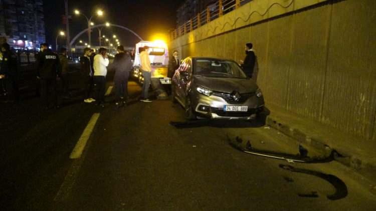 <p>&Ccedil;arpmanın etkisiyle ref&uuml;jde bulunan direk karşı şeritten gelen 21 NA 362 plakalı Peugeot Partner markalı hafif ticari aracın &uuml;st&uuml;ne d&uuml;şt&uuml;.&nbsp;</p>
