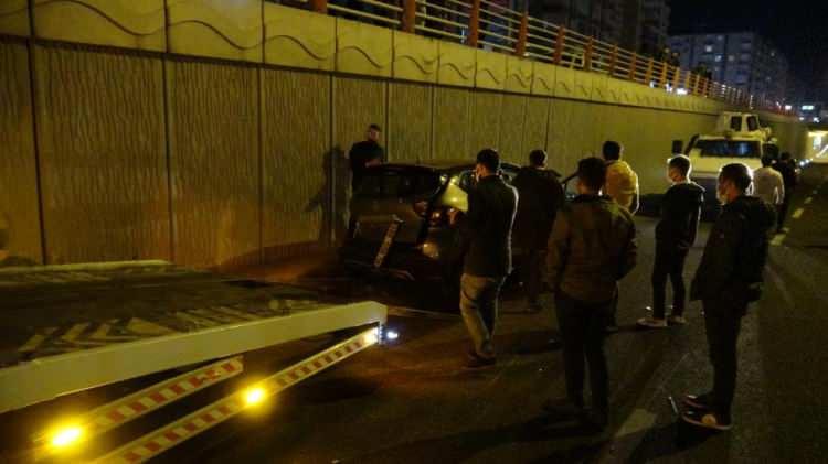 <p>Kazada 3 kişi ağır 9 kişi yaralandı. Yaralılar &ccedil;evredekilerin haber vermesi &uuml;zerine olay yerine &ccedil;ağrılan &ccedil;ok sayıda ambulansla ilk m&uuml;dahalenin ardından hastaneye kaldırılarak tedavi altına alınırken, g&uuml;venlik g&uuml;&ccedil;leri olayla ilgili geniş &ccedil;apta inceleme başlattı.</p>
