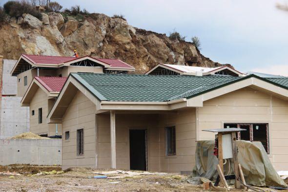<p>TOKİ tarafından Kırkağaç ilçesinde yapılan konutlarına geçen depremzedelerin ardından şimdi de kırsal mahallelerde inşaatları devam eden deprem konutları tamamlanma aşamasına geldi.</p>
