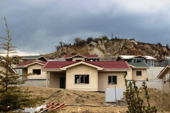 <p>AFAD Başkanlığınca hak sahibi kabul edilen aileler için Kırkağaç ilçesinin farklı mahallelerinde afet konutlarının yapımına devam ediliyor.</p>
