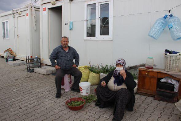 <p>Çok sevinçliyiz</p>

<p>Yeni evleri için gün saydıklarını kaydeden bir diğer depremzede Mustafa Çakır ise, “Ovadan gelirken gördük. Camlar takılmaya başlanmış. Dün başlamışlar seviniyoruz evler bitiyor diye.” diye konuşurken, sevinç gözyaşları döken eşi Fatma Çakır ise şunları söyledi:</p>

<p>"Çok zor. Evimiz yıkıldığında çok üzüldük. Evlerimizin olduğu yere istedik. Onda da akrabamız imza vermeyince olmadı. Ona çok üzüldük ama olsun buna şükür. Damadım ön ayak oldu deprem konutlarına yazılmamız için. Burası daha iyi dedi biz de tamam dedik. Çok heyecanlıyız. Hep karşıdan bakıyorduk evlere. Ovadan gelince yakından gördük. Şimdi ovadan geldik. Eşim şeker hastası ben de tansiyon birbirimizi taşıyamaz olduk çok üzüldük ondan ovaya bir gidip gelelim dedik o zaman evleri gördük. Çok sevinçliyiz.”</p>
