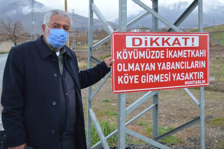 <p>Elazığ'da, Değirmenönü Köyü Muhtarı Mustafa Ergün, koronavirüsle mücadele kapsamında köyün girişine, 'Köyümüzde ikametgahı olmayan yabancıların köye girmesi yasaktır' yazılı tabela astı. </p>
