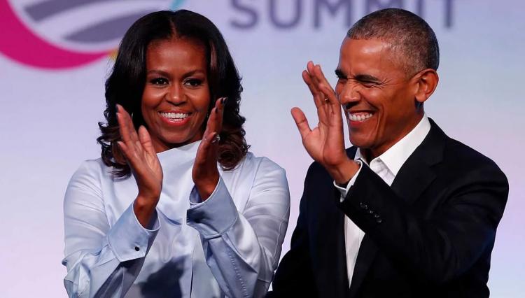<p><strong>ABD eski Başkanı Barack Obama ve eşi Michelle Obama, önümüzdeki Ramazan ayında podcast aracılığıyla Müslümanlara yönelik günlük yayınlanacak bir program hazırlıyor. Programda ilk bölümün konuğu, Ramy isimli komedi dizisiyle ünlenen Mısır asıllı ABD’li Müslüman aktör Ramy Yusuf olacak.</strong></p>
