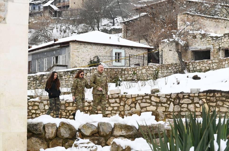 <p>Aliyev, hain düşmanın işgal döneminde Azerbaycan'ın tarihi mirasını yok etmek istediğini belirterek, "Fakat bunu başaramadılar. Biz bu topraklara geri döndük. Kahraman ve muzaffer halk olarak geri döndük ve düşmanı topraklarımızdan kovduk." dedi.</p>

<p> </p>
