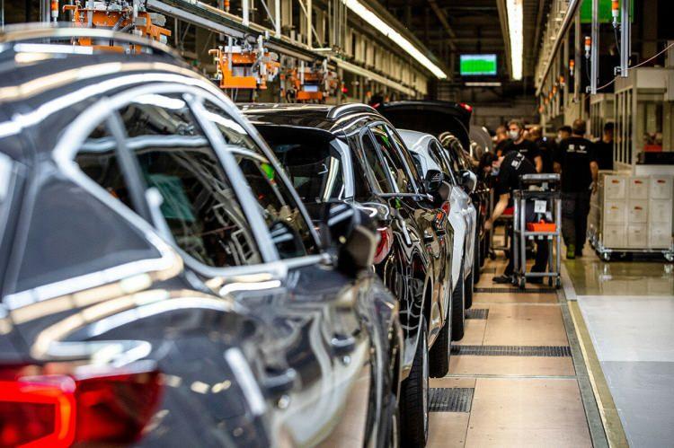 <p>Toyota, Honda, Volkswagen, Tofaş, Renault ve Volvo gibi üreticiler de yaşanan çip tedariki sorunu nedeniyle birçok fabrikada üretimi durdurduklarını açıkladı.</p>
