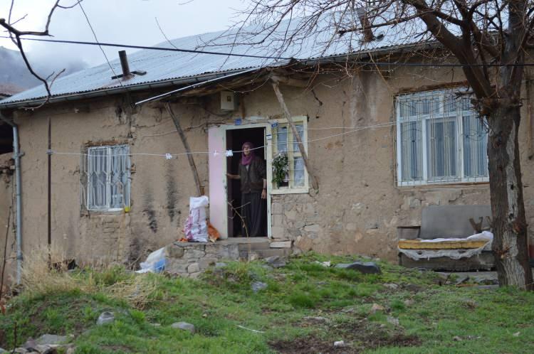 <p>Muhtar Ergün, 5 ay önce köyün girişine 'Köyümüzde ikametgahı olmayan yabancıların köye girmesi yasaktır' yazılı tabela asmasıyla köyde vaka oluşmasının önüne geçti. </p>
