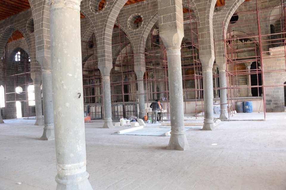 <p>Tamamlandığında kafeleriyle sosyal donatı alanlarıyla otelleriyle Millet Bahçesi ve surlarıyla ki surlarda da sayın valimizin önderliğinde yeniden bir diriliş hareketi başladı ve surlarda restorasyon süreçleri devam ediyor. </p>
