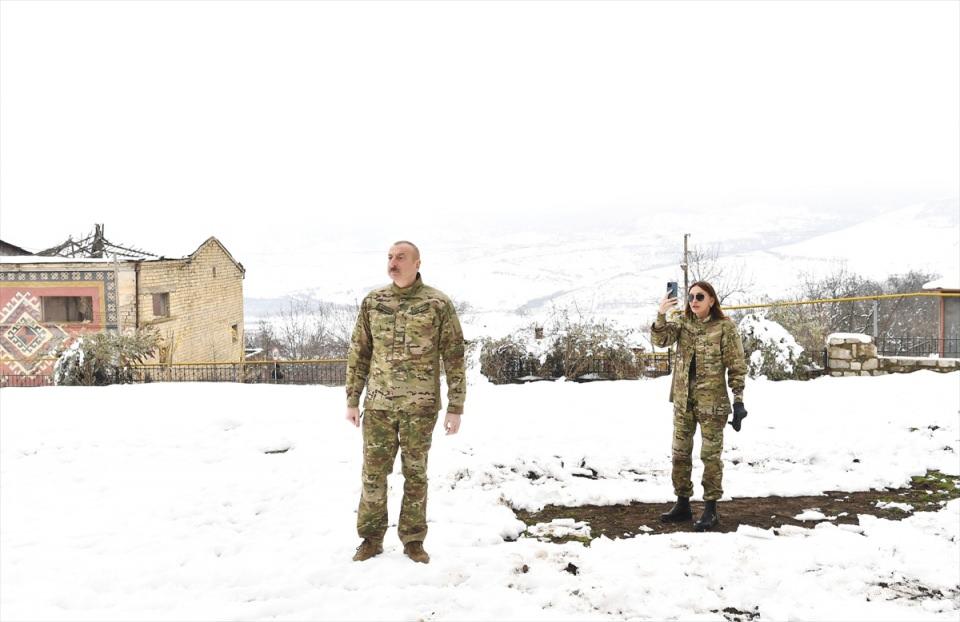 <p>Yolculuğuna devam eden Aliyev, araçta yaptığı konuşmada, Ermenistan'ı destekleyen yabancı çevrelerin, onların Azerbaycan topraklarında yaptığı vahşeti görmesi gerektiğini kaydetti.</p>

<p> </p>
