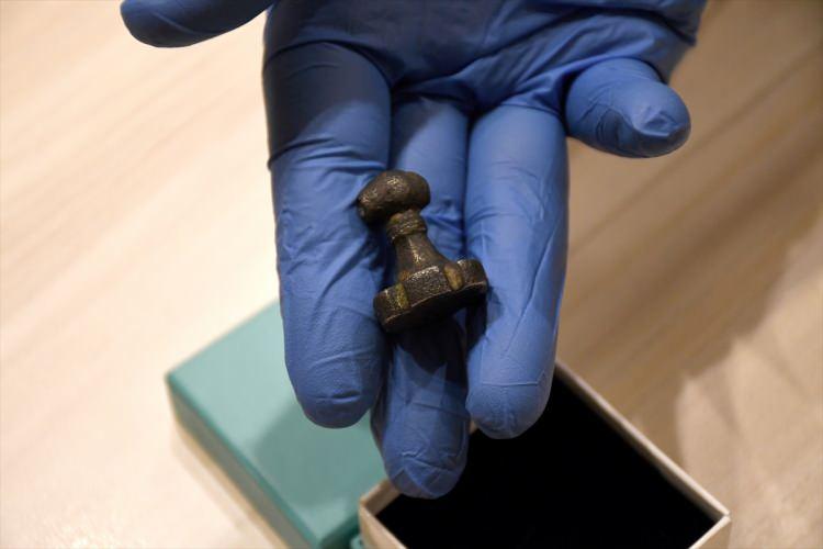 <p>İbiş, &ouml;n incelemede m&uuml;hr&uuml;n milattan &ouml;nce 1650-1400 yıllarına tarihlenen eski Hitit d&ouml;nemine ait olduğunu tespit ettiklerini belirterek, "Getiren vatandaşımıza belli bir miktarda ikramiye &ouml;denecek." dedi.&nbsp;</p>
