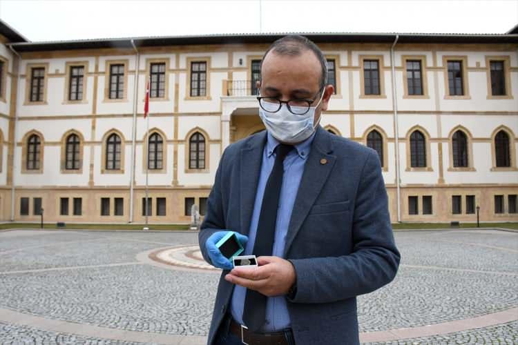 <p>&Ccedil;orum M&uuml;zesi arkeologlarından Resul İbiş, Hitit m&uuml;hr&uuml;n&uuml; gazetecilere tanıttı.&nbsp;</p>
