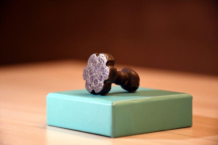 <p>M&uuml;h&uuml;rler bir&ccedil;ok alanda kullanılmakta. Şehir kapıları m&uuml;h&uuml;rleniyor, belirli yiyecek kapları m&uuml;h&uuml;rleniyor, &ccedil;ivi yazılı tabletler m&uuml;h&uuml;rlenebiliyor. Tıpkı g&uuml;n&uuml;m&uuml;zdeki gibi bir akdi s&ouml;zleşmelerde kişinin imzasını taşıyor bu m&uuml;h&uuml;rler. Bu m&uuml;h&uuml;r de bir rahibe, bir katibe ait olabilir. Y&ouml;netimde &uuml;st seviyede olan birine ait olmalıdır."&nbsp;</p>
