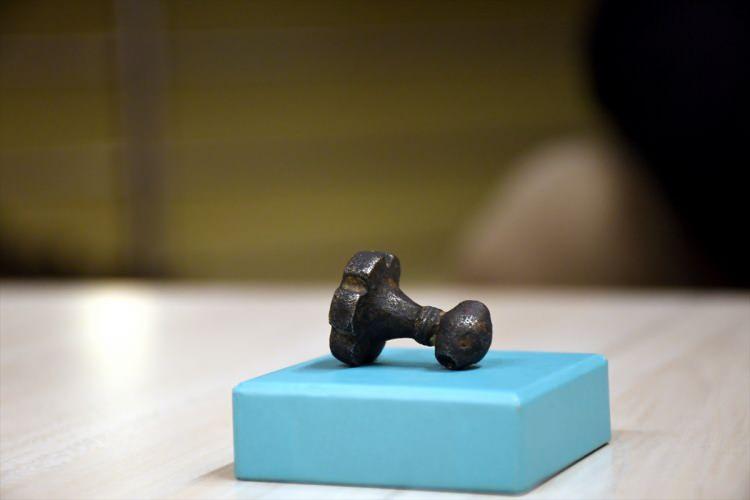 <p>&nbsp;&Uuml;lkemizdeki m&uuml;zelerde, &Ccedil;orum M&uuml;zesinde, yurt dışındaki m&uuml;ze ve koleksiyonlarda az sayıda benzer &ouml;rnekleri bulunan m&uuml;h&uuml;r, &ouml;zellikle imparatorluk &ccedil;ağından &ouml;nceye ait Anadolu m&uuml;h&uuml;rleri ile aynı gruptandır."</p>
