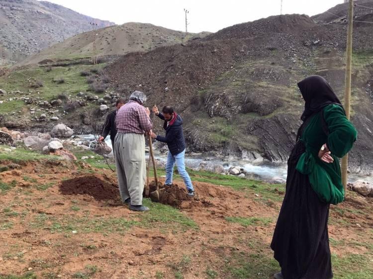 <p>Derecik’te bahar yaşanırken Yüksekova’da karla mücadelenin devam ettiğini ifade eden Mutalip Evin, “Derecik’te artık millet bahçelerini temizliyor, budama işini yapıyor ve fidan dikimine geçti. Bu sıcak havayla vatandaşlar piknik yapmaya da başladı. Mart ayının ortasındayız, artık hayvanlarımızı dağda rahat otlatıyoruz. Her tarafta otlar çıkmış ve çok güzel bir hava var” dedi.</p>

<p> </p>
