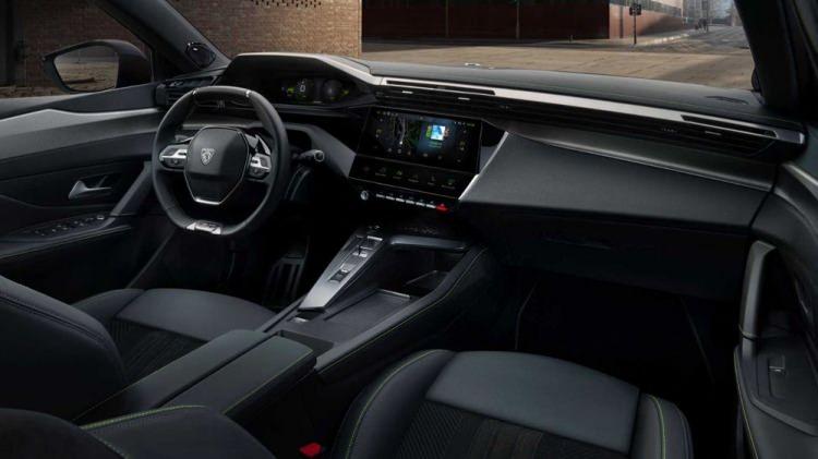 <p>3. nesil Peugeot 308'de de markanın diğer yeni modellerinde olduğu gibi i-Cockpit adlı konsol tasarımına yer verilmiş. Paylaşılan görsellerde ikisi de 10 inç olan sürüş ve bilgi eğlence ekranına yer verildiği görülüyor.</p>
