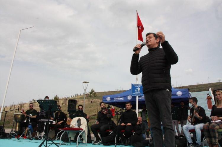<p>Diyarbakır Valisi Münir Karaloğlu’nun talimatları ile Büyükşehir Belediyesi Kültür ve Sosyal İşler Daire Başkanlığı tarafından her hafta pazar günü farklı adres ve mekanda vatandaşlara müzik ziyafeti sunan ’Küçede Sanat Var’ etkinliği, baharı tarihi Dicle Vadisinde Kırklar Dağı ve On Gözlü Köprü manzarasıyla karşıladı. Açık havada yapılan canlı müzik etkinliğine vatandaşlar halay çekip şarkılara eşlik etti.<br />
</p>